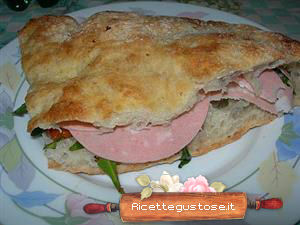 Pizza bianca con rucola ciliegino e mortadella