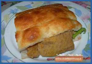 Pizza farcita con cotoletta panata e insalata