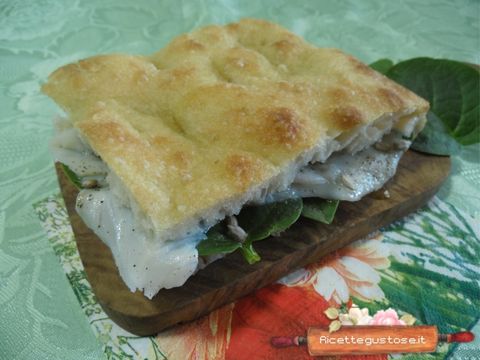 pizza bianca ripiena o farcita con baccalà marinato e spinaci verdi del malabar