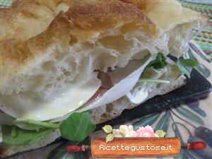 Pizza farcita con cotoletta panata e insalata