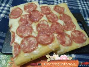 Pizza alle patate con scamorza e salamino