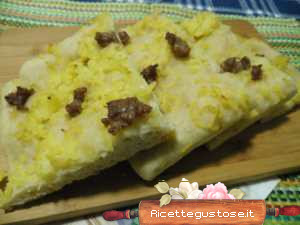 Pizza bianca patate e salsiccia con lievito madre o lievito naturale