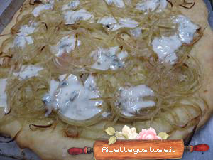 pizza cipolle e gorgonzola