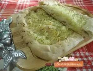 pizza di patate con bordi ripieni e metodo autolisi
