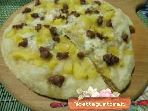 pizza con patate salsiccia e gorgonzola ricetta