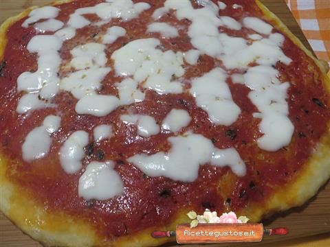 Pizza rossa con le patate