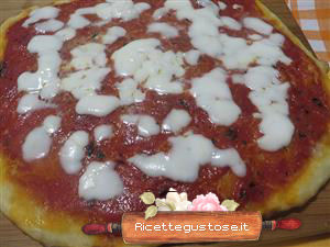 pizza rossa con patate