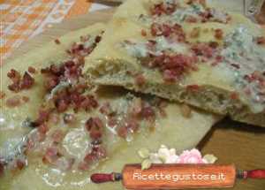 pizza speck gorgonzola