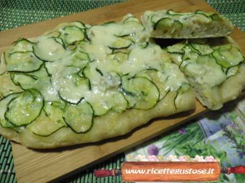 Pizza con zucchine e gorgonzola