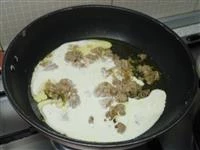 aggiungere panna e zafferano al tonno