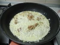 scolare le farfalle nella padella con il sugo