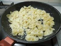 saltare le farfalle tonno e zafferano