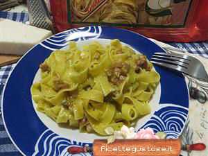 tagliatelle fiori di zucca tonno e gorgonzola