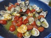 fettuccine vongole gamberi e pesto immagine 3