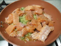 Zucchine e salmone in casseruola
