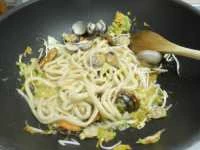 noodles cavolo cuore di bue cozze e vongole immagine 5