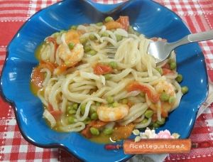 noodles piselli e gamberi