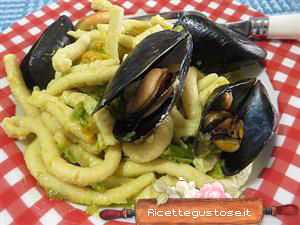Passatelli con cozze e fiori di zucca