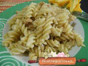 Pasta al tonno e pesto ai fiori di zucca