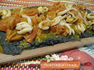 Polenta al nero di seppia con seppie  