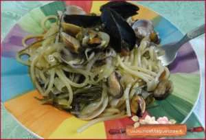 spaghetti quadrati cavoo bianco agretti cozze vongole ricetta
