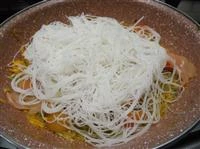 spaghetti di riso salmone e verdure immagine 5