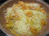 spaghetti di riso salmone e verdure immagine 6