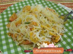 spaghetti di riso salmone e verdure