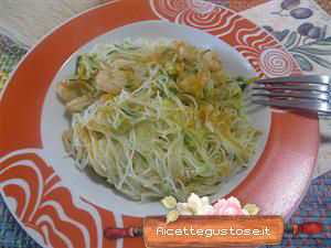 spaghetti di riso gamberetti e zucchine