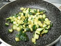 spaghetti gamberetti piselli e zucchine immagine 2
