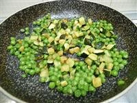 spaghetti gamberetti piselli e zucchine immagine 3