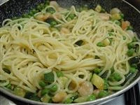 spaghetti gamberetti piselli e zucchine immagine 6
