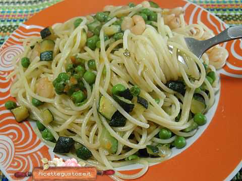 spaghetti gamberetti piselli zucchine