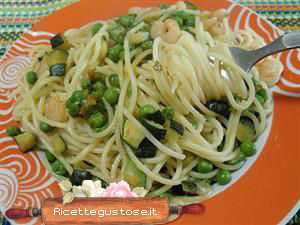 spaghetti gamberetti piselli e zucchine