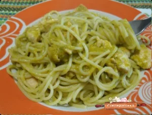 spaghetti salmone fiori di zucca e pesto