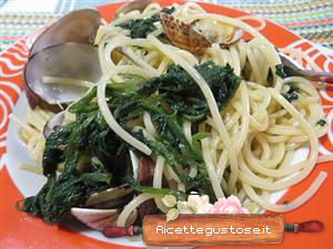 spaghetti alle vongole e papavero selvatico