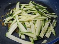 spaghetti zucchine e calamari immagine 1