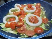 spaghetti zucchine e calamari immagine 3