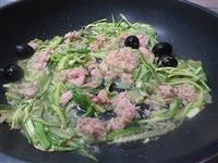 ricetta spaghetti zucchine e tonno in bianco immagine 2