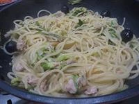 ricetta spaghetti zucchine e tonno in bianco immagine 3