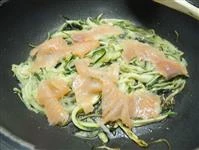 tagliatelle farina di riso zucchine e salmone immagine 5