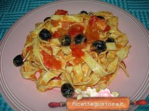 ricetta fettuccine fredde pomodori e carciofini