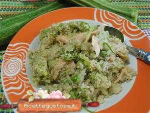 Insalata di quinoa con salmone zucchine e pesto