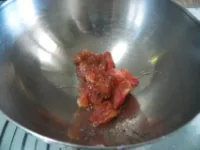 Pomodori a pezzetti nell'insalatiera