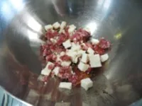 Aggiunta di salamella, formaggio e olive