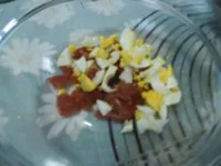 Condimento dell'insalata di riso con uova sode