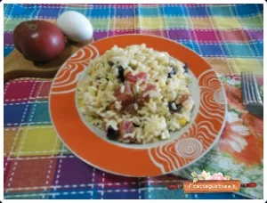 Insalata di riso appetitosa con formaggio tabaccaccio e salamella
