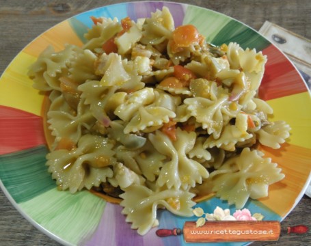 pasta fredda con melanzane pianta delle uova e pomodori rosa della thailandia