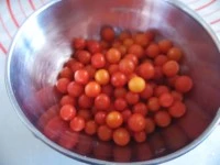 polenta fredda pomodorini ribes salame e mizuna immagine 3
