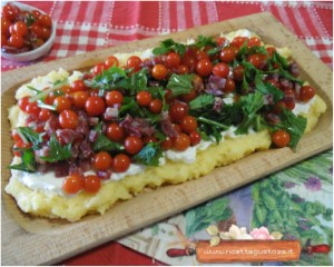 polenta fredda pomdori ribes salame e mizuna